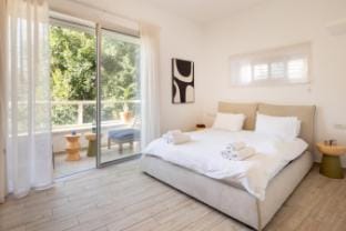 Stylish 3BR Apt w Balcony 5 min Walk from Beach Apartment in Tel Aviv-Yafo