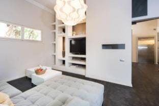 Modern Charm Balcony Retreat Apartment in Tel Aviv-Yafo