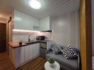 1BR Suite Ridgewood Towers Near BGC Airport #RW17 Apartment in Makati