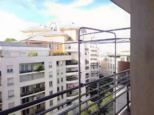 Cozy Room with Private Bathroom near LaDefense Apartment in Courbevoie