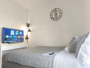Cozy Room with Private Bathroom near LaDefense Apartment in Courbevoie