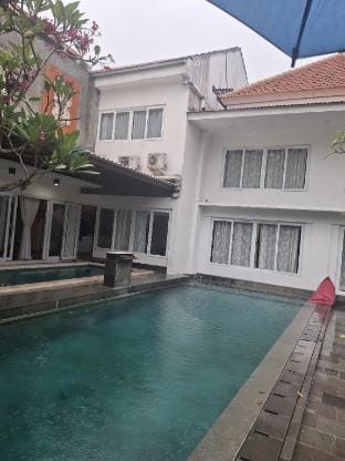 Queen Villa Jimbaran by Novita Villa in Kuta Selatan