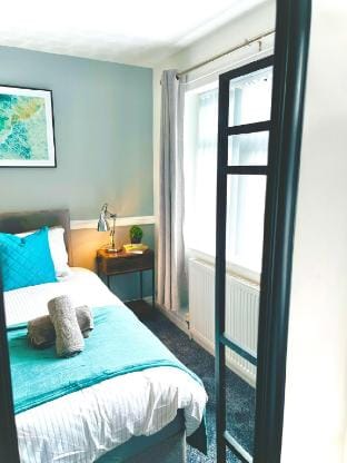 Ideal 4 Bed Home sleeps 7 Nr Middlebrook Stadium Vacation rental in England