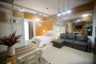 Venice Grand Canal View Condo Vacation rental in Makati