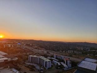 Emerald Studio Menlyn Maine Vacation rental in Pretoria