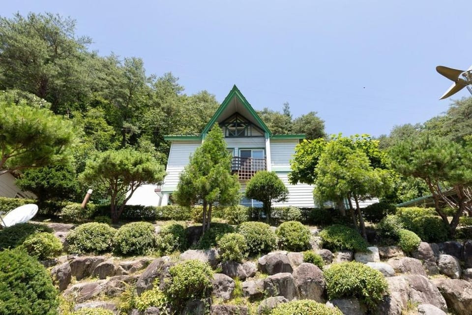 Inje Hachuri Undeokwi Hayanjib Bed and Breakfast in South Korea
