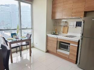 HuaikhwangMRT light luxury apartment sky pool Apartment in Bangkok