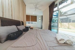 Batu Pahat Santalia Villa 4BR 12pax Private Pool Vacation rental in Johor