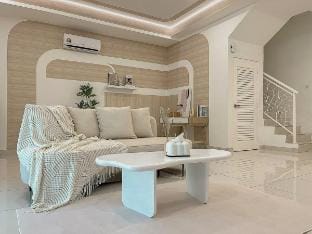NEW! Ipoh Central Deluxe4R4B (11 Pax/3 Car) by BTS Vacation rental in Ipoh