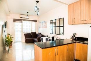 2Bedroom 2Toiletbaths near moa with Balcony Vacation rental in Pasay