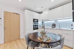 Coombe Hill Apartment by Yoko Property Apartment in City of Westminster