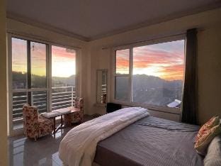 2BHK|PanoramicView|Parking|Balcony|20 mins to mall Apartment in Shimla