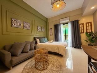 Swiss Vibe Studio | Balcony + Netflix | Wi-Fi Apartment in Tagaytay