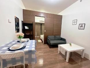 Makati Cozy  Stay Air Residences  Villa in Pasay