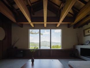 湖畔を一望するプライベートホテル / THE [] TIME FUJI Villa in Shizuoka Prefecture