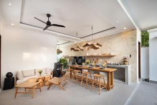 Gorgeous 6 beds/14 pax in the heart of Seminyak Villa in North Kuta