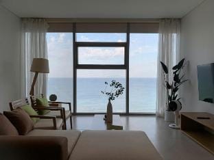 Beach Front * Sunrise Ocean view Suite ATP * 2BR Vacation rental in Da Nang