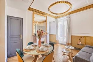 Superb AC- 2BDR Avenue Montaigne/Arc de Triomphe Villa in Paris