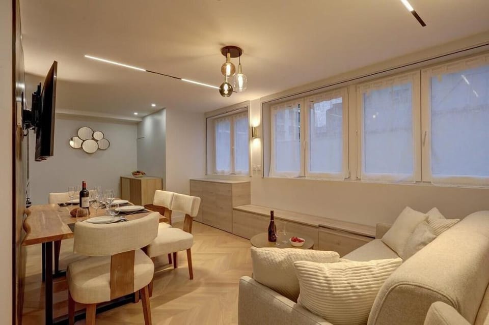Superb AC Apartment  Champs de Mars Eiffel Tower Apartment in Paris
