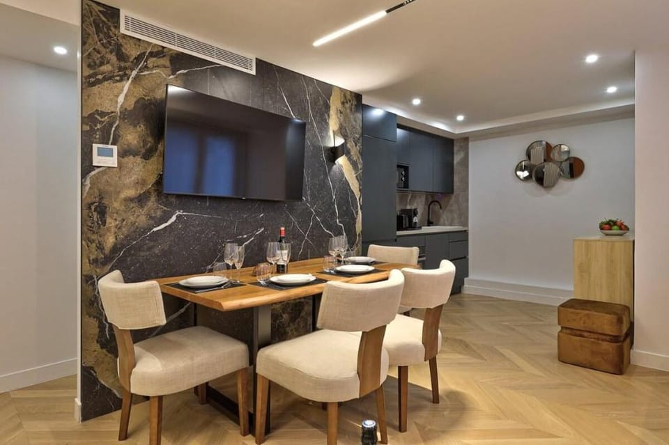 Superb AC Apartment  Champs de Mars Eiffel Tower Apartment in Paris