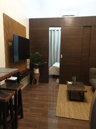 Condo FREE PARKiNG near RCBC Plza & Trident Tower Apartment in Quezon City