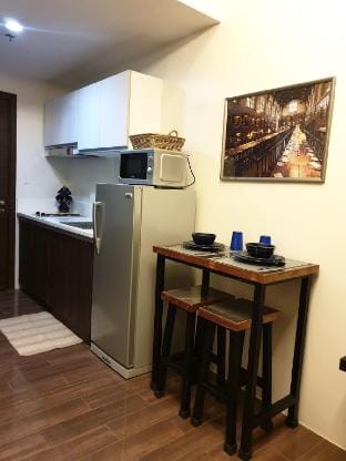 Condo FREE PARKiNG near RCBC Plza & Trident Tower Apartment in Quezon City