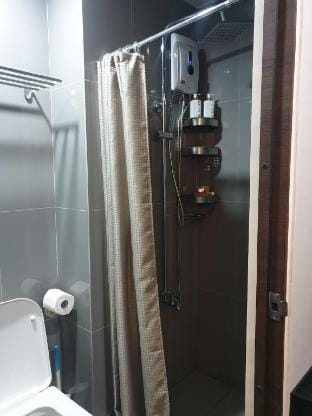 Condo FREE PARKiNG near RCBC Plza & Trident Tower Apartment in Quezon City