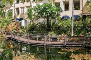 Lakeside Luxe Retreat - Pool View  BBQ Spa Bath Apartment in Edge Hill