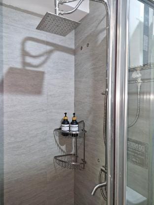 Comfy Studio | 50 mbps Wi-Fi, Smart TV, Netflix Apartment in Makati