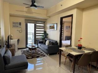 Cozy  Condo in Pasay w/ Balcony Near MOA,Naia,SMX. Vacation rental in Pasay