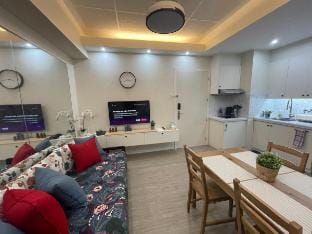 Cozy 2br Condo w/pool, 100mb fast wifi @Boni MRT Apartment in Mandaluyong