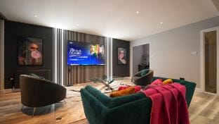 Penthouse with Bar at Glasgow Hydro & SECC Apartment in Glasgow
