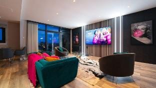 Penthouse with Bar at Glasgow Hydro & SECC Apartment in Glasgow