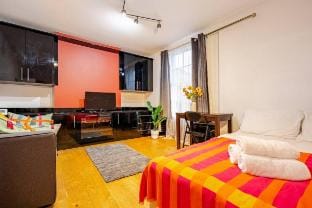 Modern 3-Bed Flat – Garden & Near Camden Market Apartment in London Borough of Islington