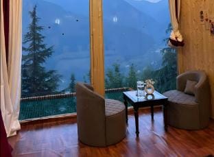 The Woodnest - Serene Wooden Suite with Jacuzzi Vacation rental in Himachal Pradesh