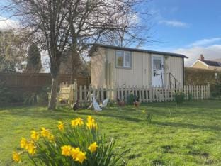 Duck House - 1 Bed Shepherds Hut - Gower Apartment in Wales