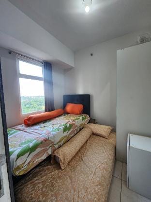 The Springlake Summarecon Escape Pool View by Devi Apartment in West Java