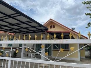 94 Yellow house  Vacation rental in Laos