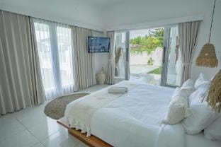 NEW stylish 3BR Canggu with large pool & projector Villa in North Kuta