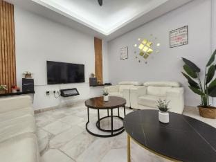 Ipoh town7br5bath 25 pax/pool table/mahjong/karaok Vacation rental in Ipoh
