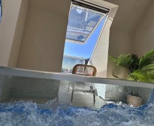 AMMG Tour Marina – Suites Signature | Vue Mer Panoramique, Jacuzzi & Design Apartment in Calais
