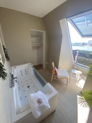 AMMG Tour Marina – Suites Signature | Vue Mer Panoramique, Jacuzzi & Design Apartment in Calais