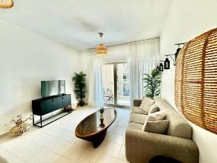The Greens: very well-lit unit Vacation rental in Dubai