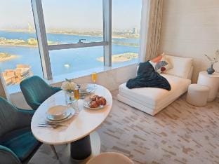 Sky-View Lavish High Floor Unit Palm Tower Vacation rental in Dubai