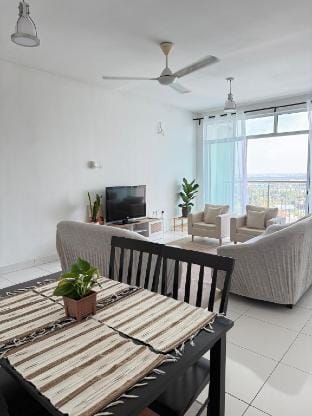 White Spacious with Breakfast at Seksyen 7 Apartment in Selangor, Malaysia