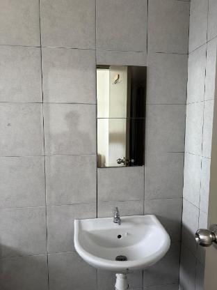 White Spacious with Breakfast at Seksyen 7 Apartment in Selangor, Malaysia