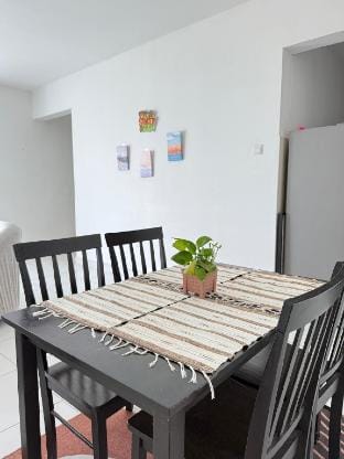 White Spacious with Breakfast at Seksyen 7 Apartment in Selangor, Malaysia