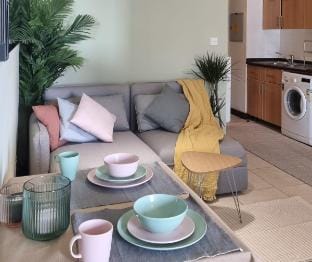 Close to METRO Charming Studio w/Lake Views. Vacation rental in Dubai
