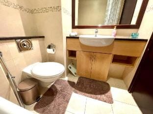 Close to METRO Charming Studio w/Lake Views. Vacation rental in Dubai