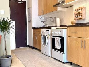 Close to METRO Charming Studio w/Lake Views. Vacation rental in Dubai